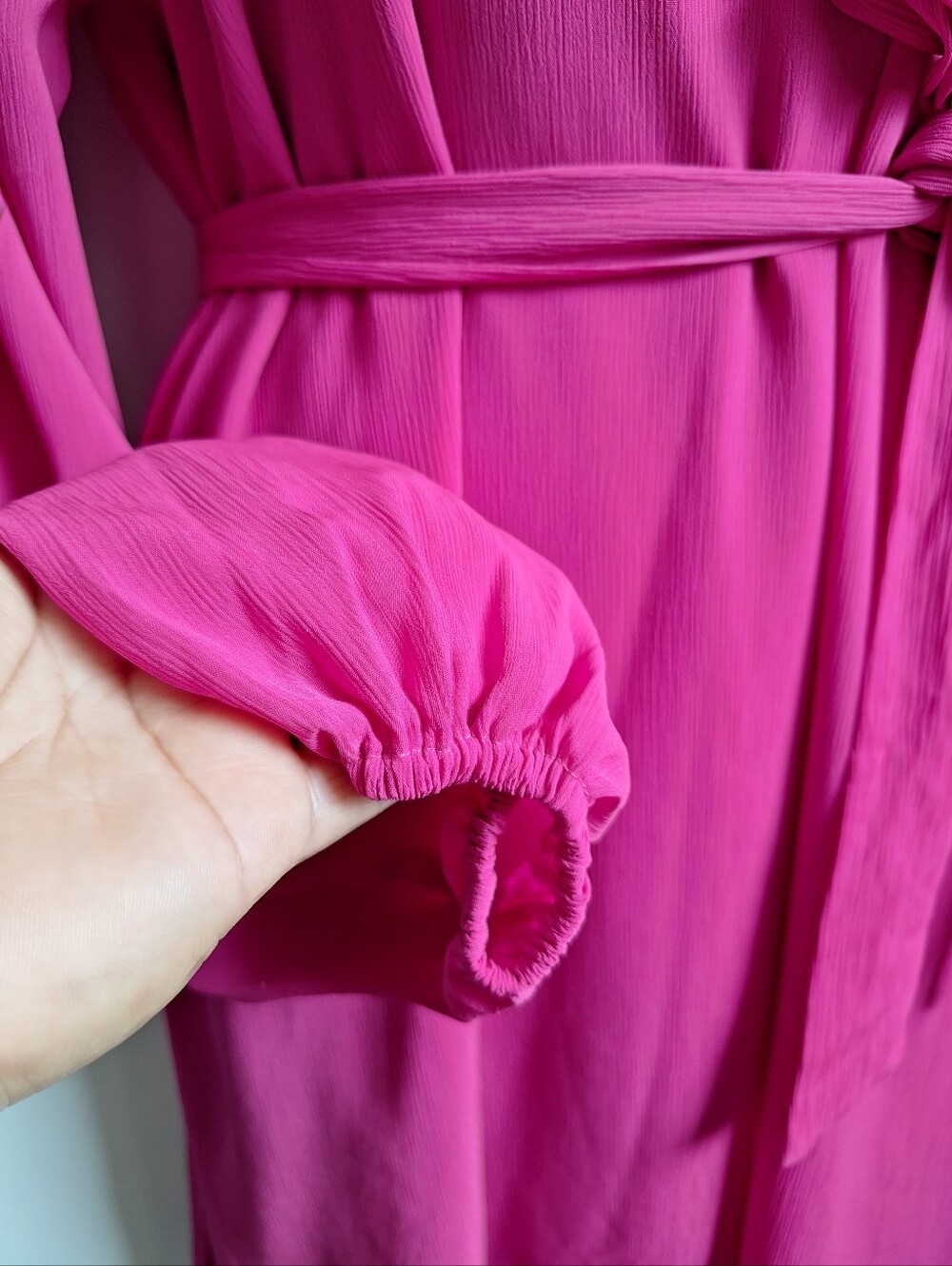Vici Intense fuchsia midi dress, crafted from pleated fabric - Picture 3 of 9
